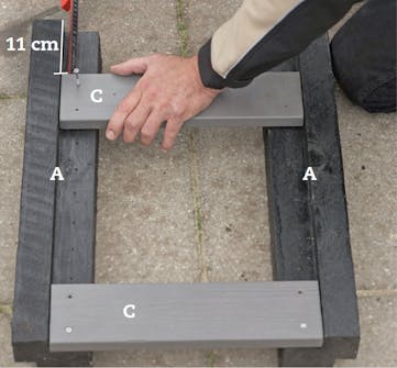 Gavlene til putekasse settes sammen Gavlene til stor putekasse settes sammen